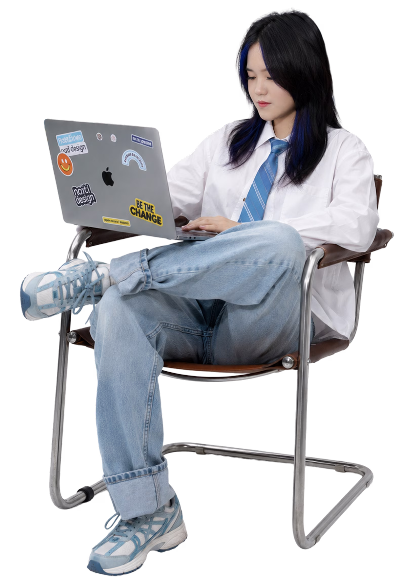 Emma làm việc với laptop, ngồi trên ghế