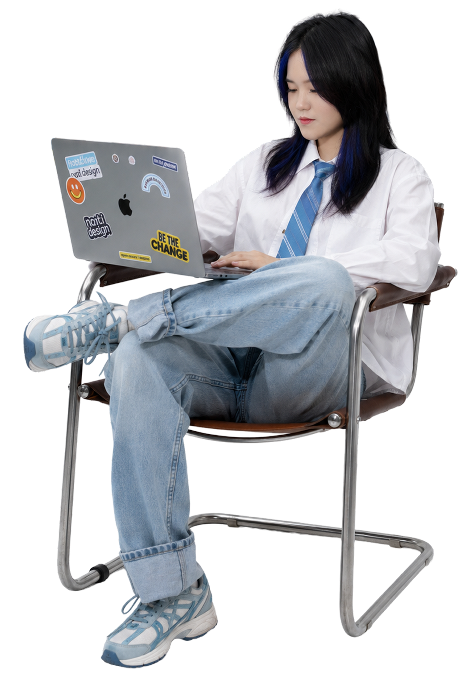 Emma làm việc với laptop, ngồi trên ghế